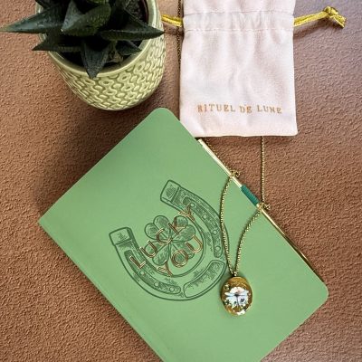 Collier amulette porte-bonheur